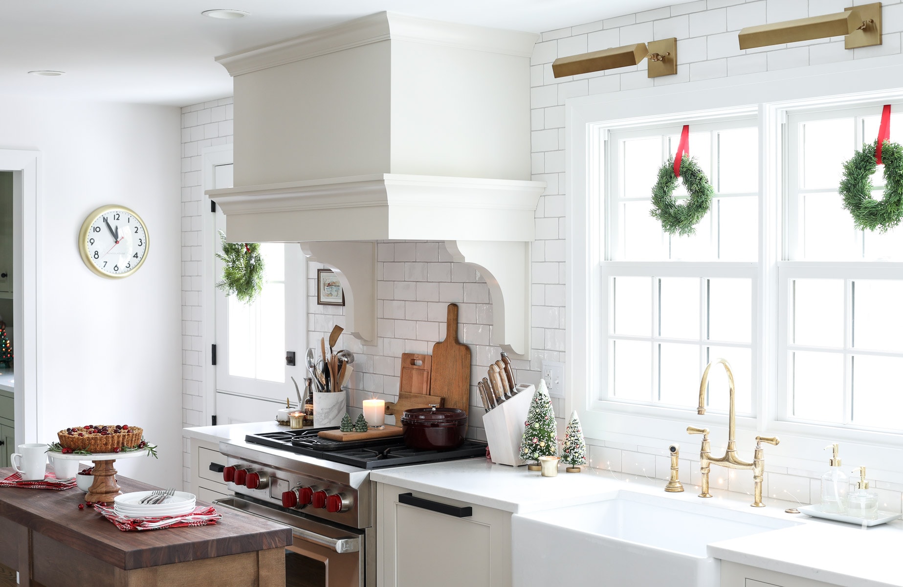 Festive and Beautiful Christmas Kitchen Decor Ideas #holiday #christmas #kitchen #decor #decorating #ideas