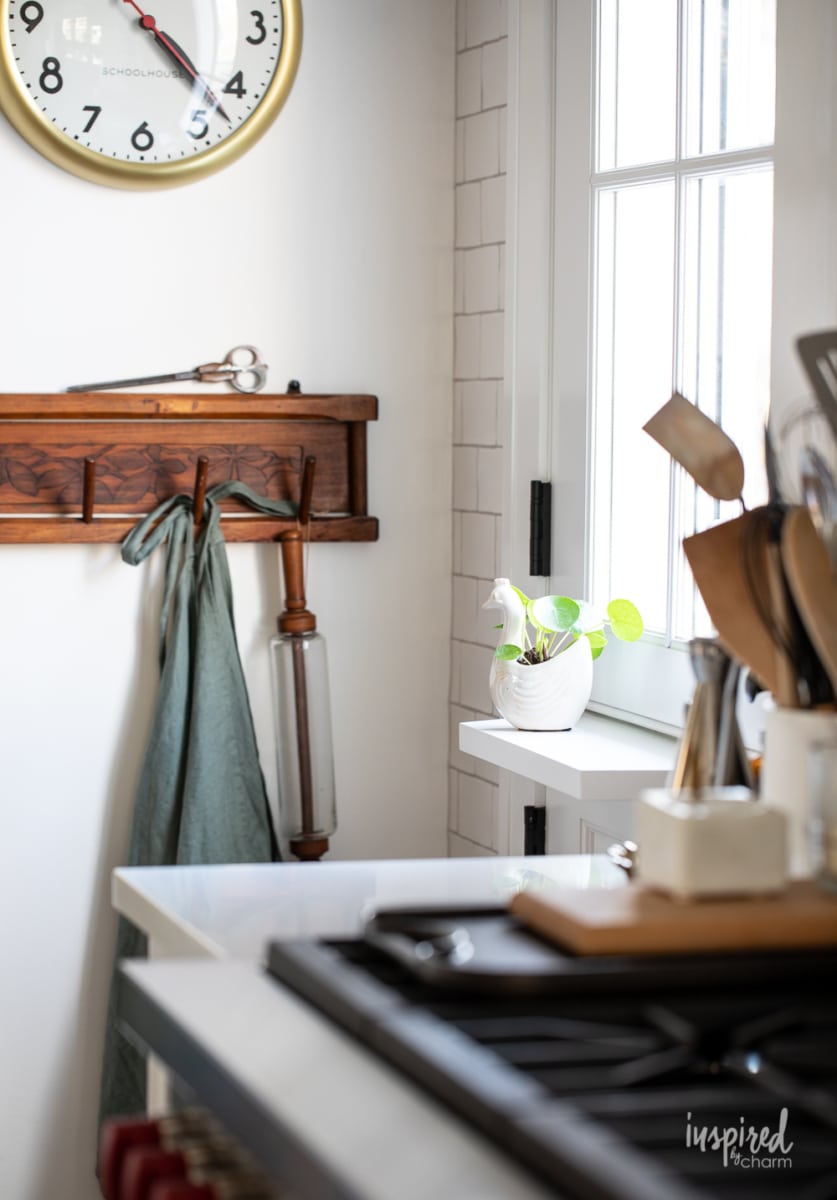 My Ultimate List of Kitchen Essentials #kitchen #essentials #kitchentools #appliances #dinnerware #serveware #baking #bakeware #glassware #pans 