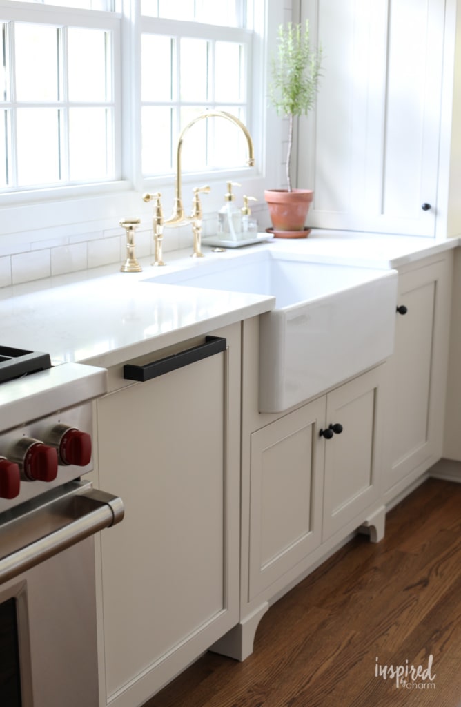 Bayberry Kitchen Remodel Reveal - Kitchen Makeover Kitchen Design #kitchen #makeover #remodel #traditional #modern #country #design #decorating