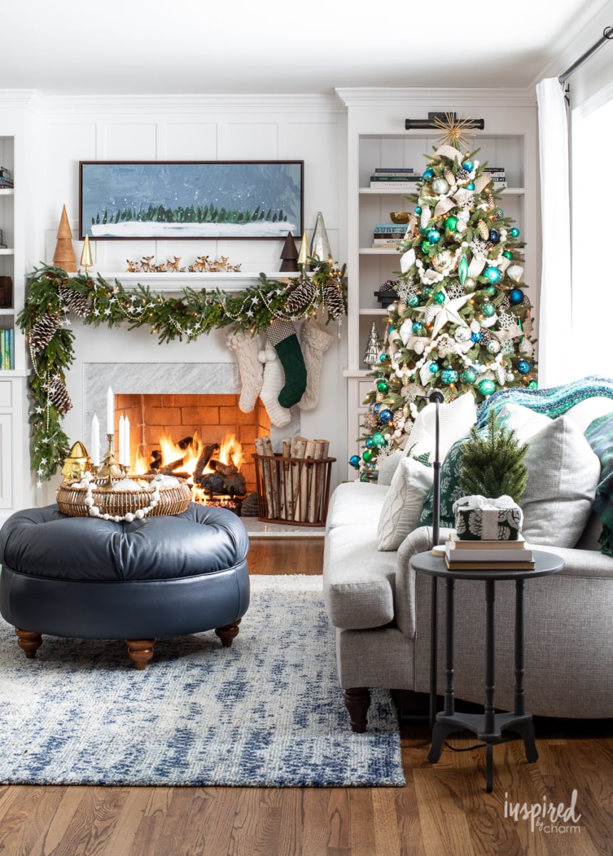 My Entryway Christmas Decor #entryway #christmas #decor #decorating #holiday #entrywaydecor #christmasdecor #stocking #garland 