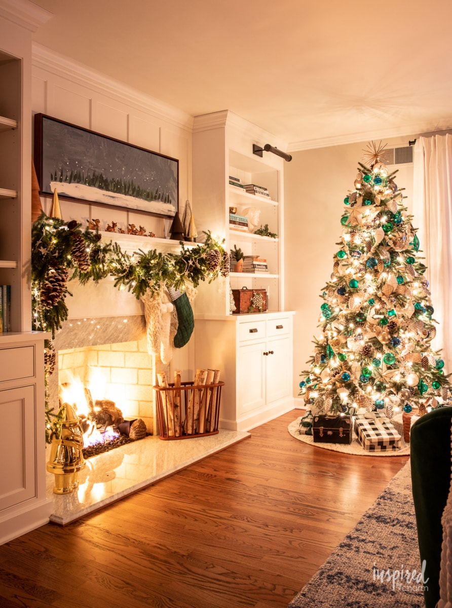 Christmas Nights at Bayberry House #christmas #decor #christmaslights #lights #holiday #decorating #ideas #home #hometour