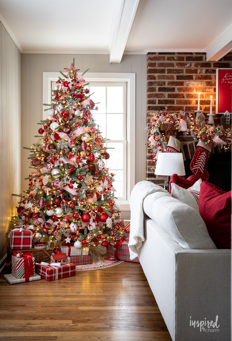 Red and White Christmas Tree #christmas #christmastree #tree #decor #decorating #holiday #christmastreedecor #ornaments 