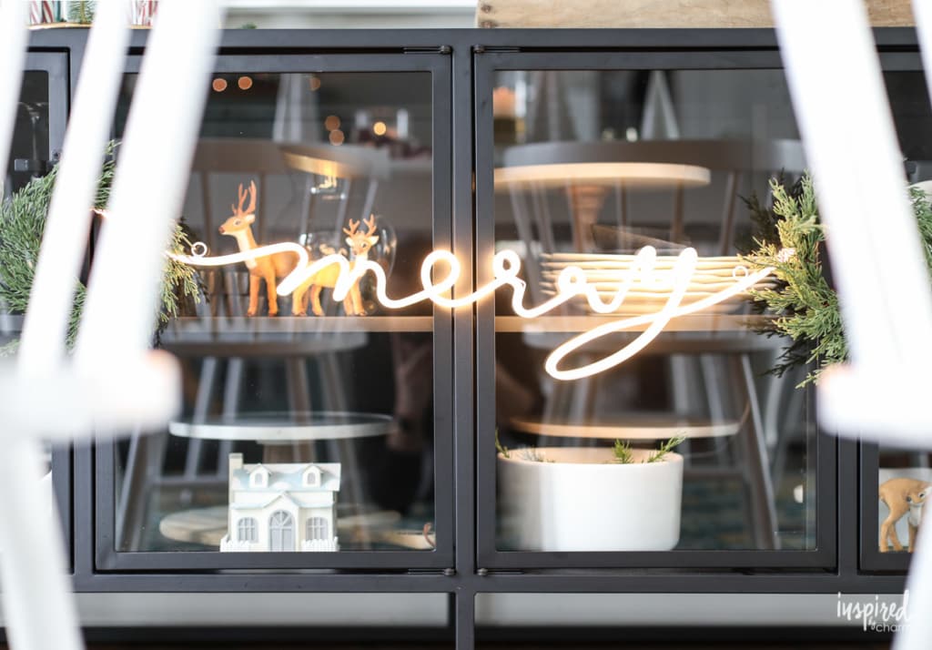 Christmas at Bayberry House - Holiday Home Tour with color Christmas Decoration ideas. #christmas #holiday #home #decor #decorations #christmastree