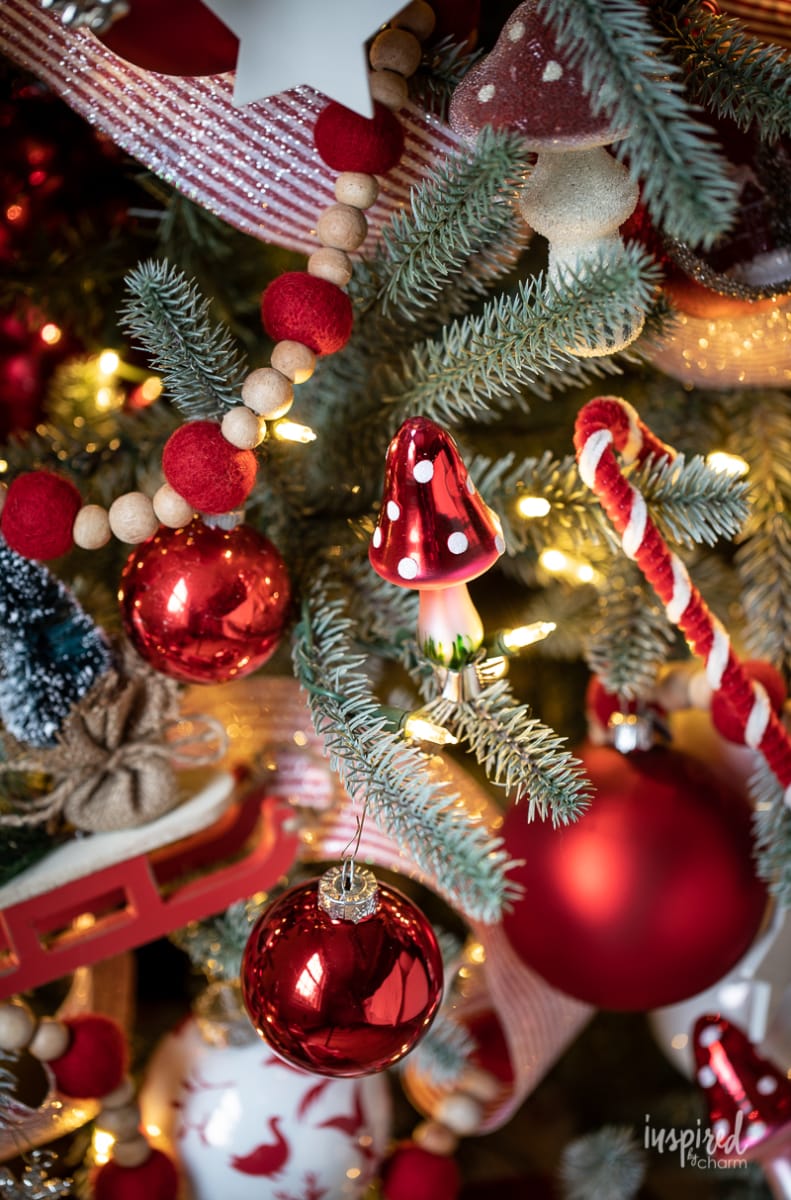 Red and White Christmas Tree #christmas #christmastree #tree #decor #decorating #holiday #christmastreedecor #ornaments 