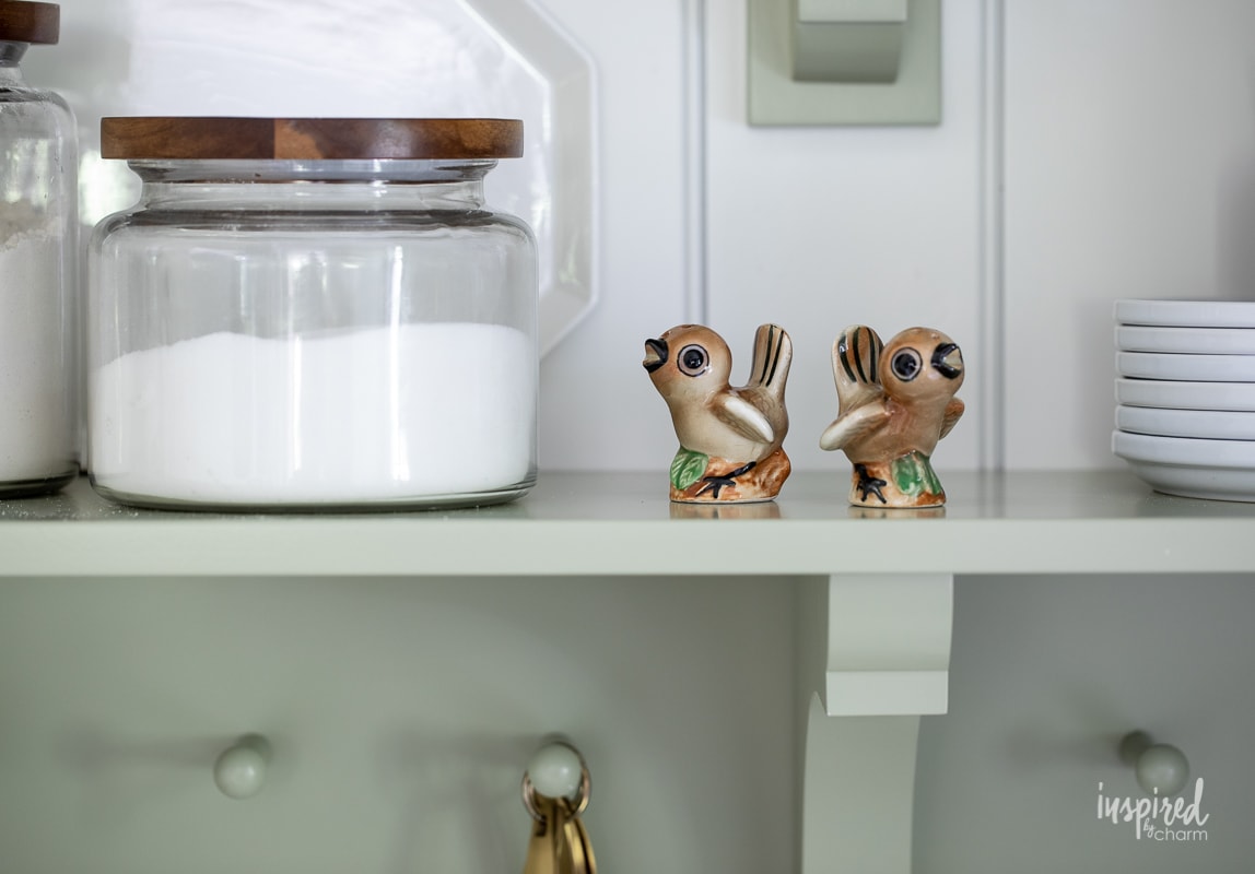 How to Add Vintage Charm to Your Home #vintage #vintagefinds #antiques #homedecor #decor #decorating #charm #vintagecharm