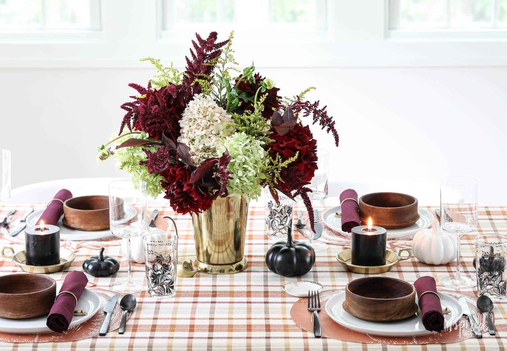 Colorful and Chic Fall Table Decorations and Fall Dining Room Decor Ideas #fall #table #decorations #diningroom #ideas #decor #tablescape
