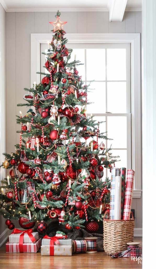 A Nostalgia-Inspired Christmas Tree - How to Decorate a Christmas Tree inspired by the past. #christmas #decor #christmastree #decorations #holiday