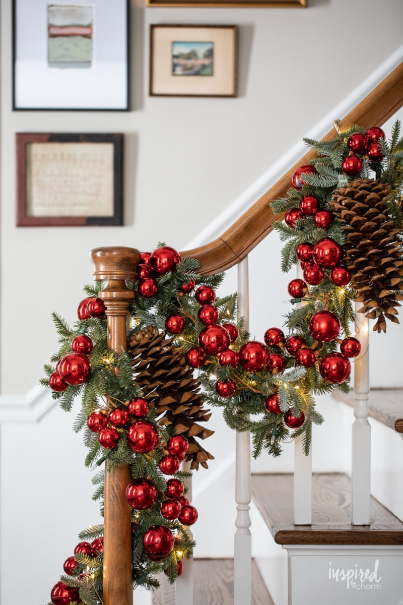My Entryway Christmas Decor #entryway #christmas #decor #decorating #holiday #entrywaydecor #christmasdecor #stocking #garland 