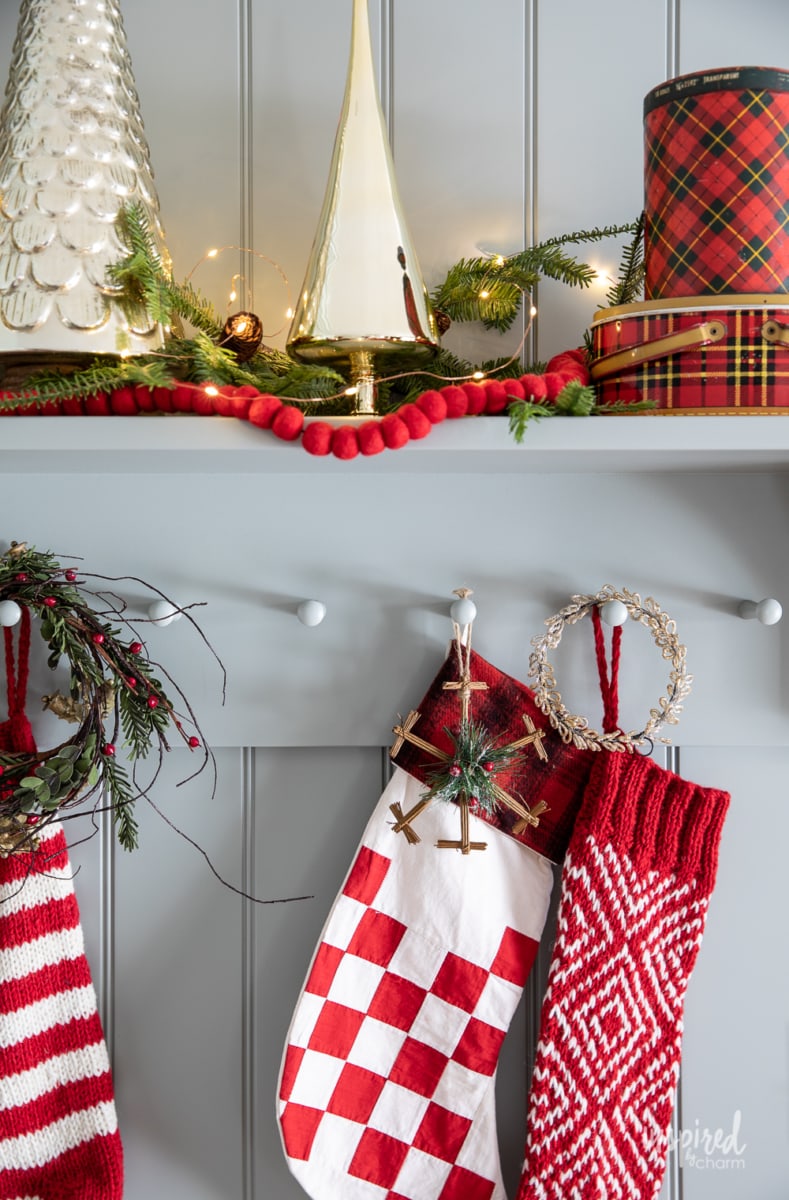 My Entryway Christmas Decor #entryway #christmas #decor #decorating #holiday #entrywaydecor #christmasdecor #stocking #garland 