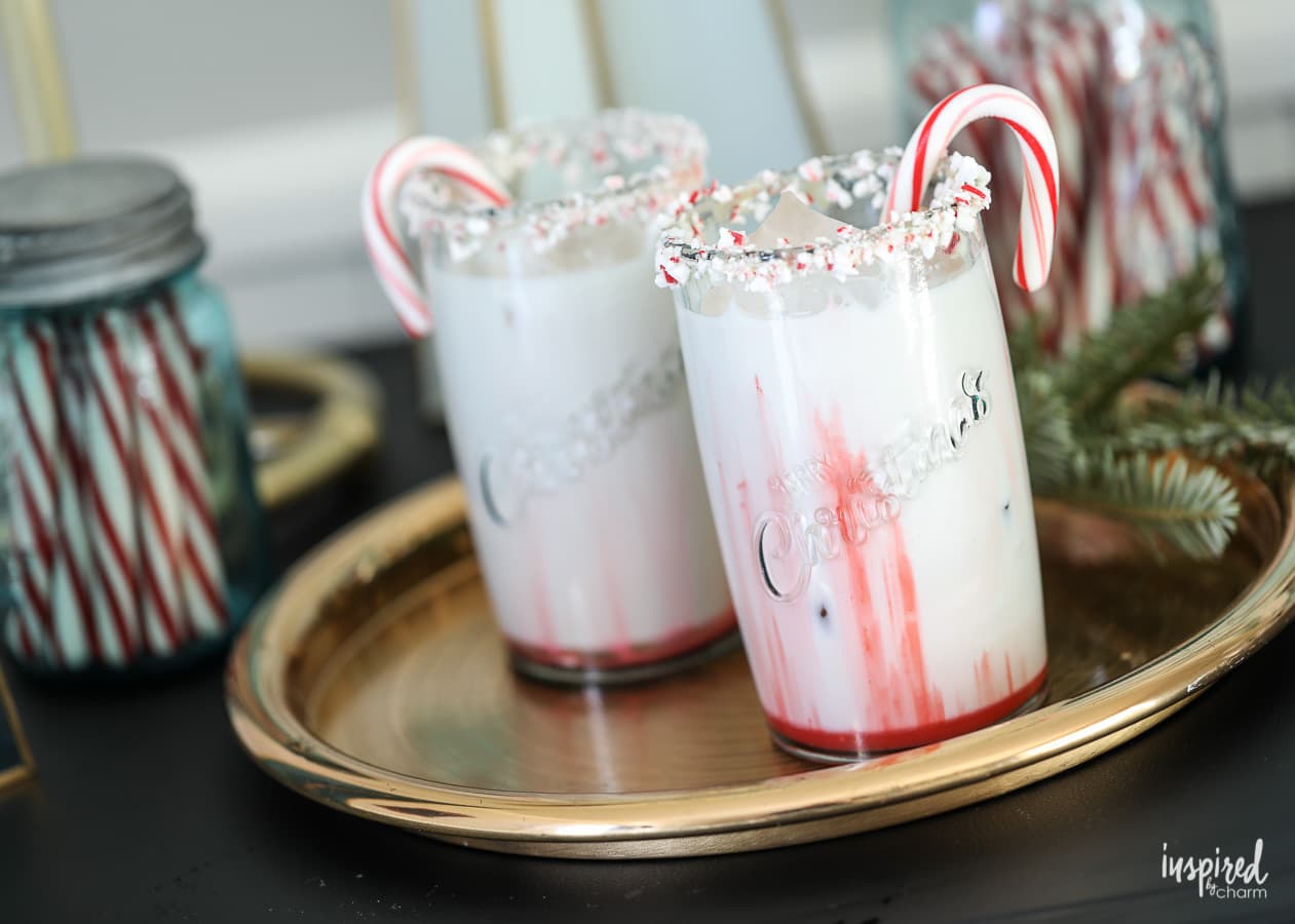 Peppermint White Russian Christmas cocktail recipe #christmas #holiday #cocktail #recipe #whiterussian #peppermint