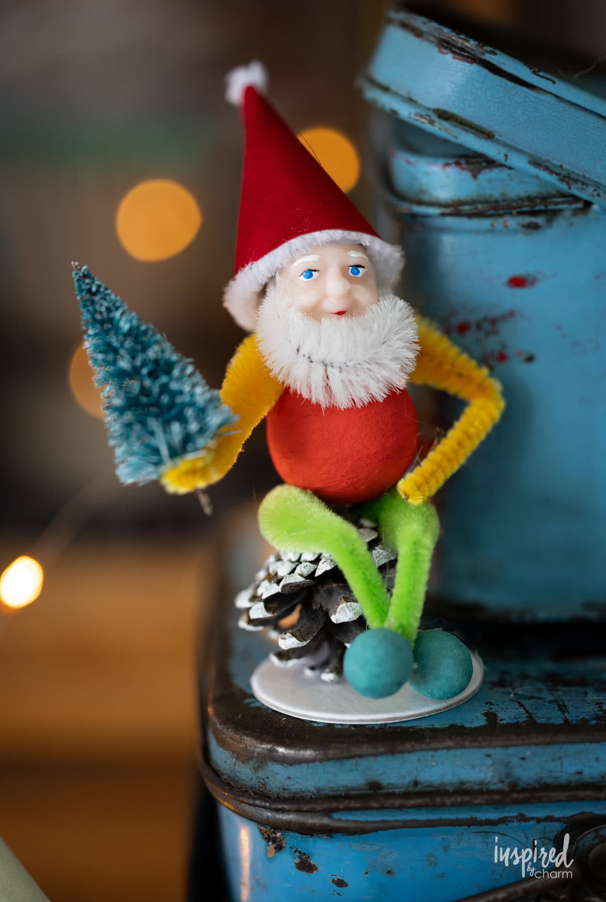 Christmas Pinecone Elf holding a tree.