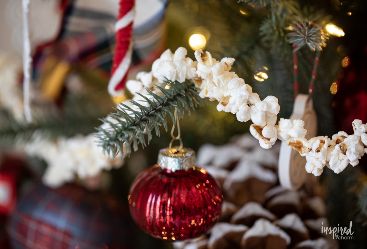 popcorn garland on pine with ornament.