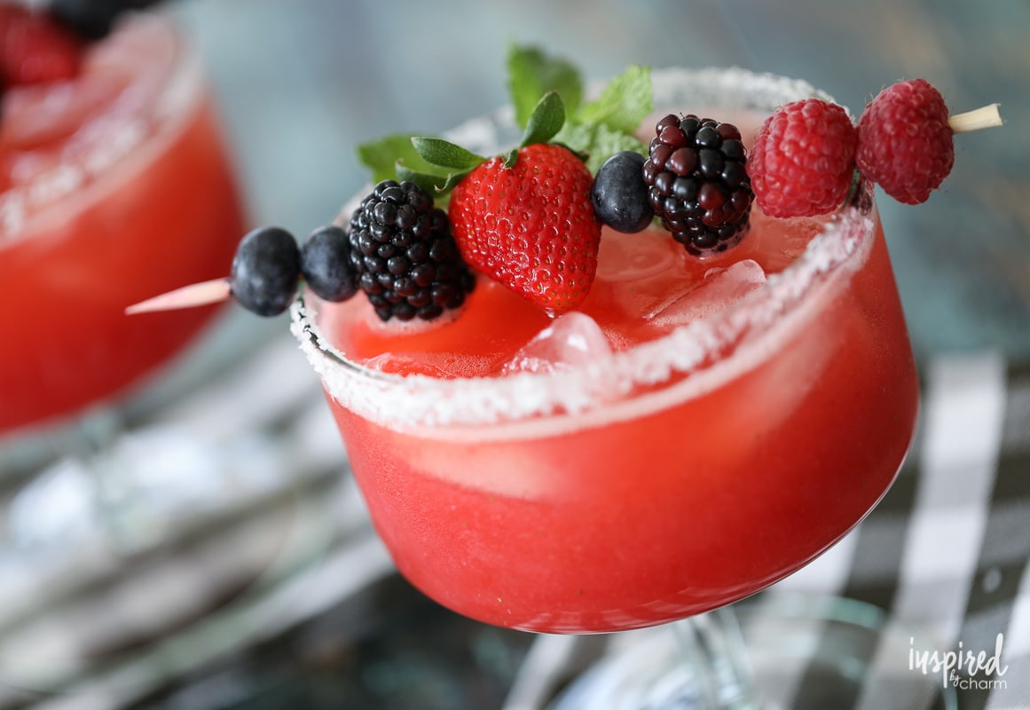 These Raspberry Strawberry Margaritas are a delicious summer cocktail recipes! #strawberry #margarita #cocktail #recipe