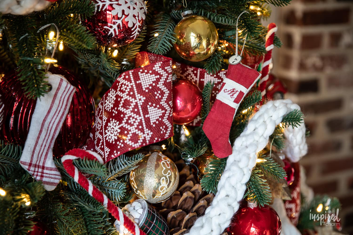 Red and Cozy Christmas Tree Decorating Ideas #christmastree #christmas #holiday #tree #cozy #treedecorations #decorations