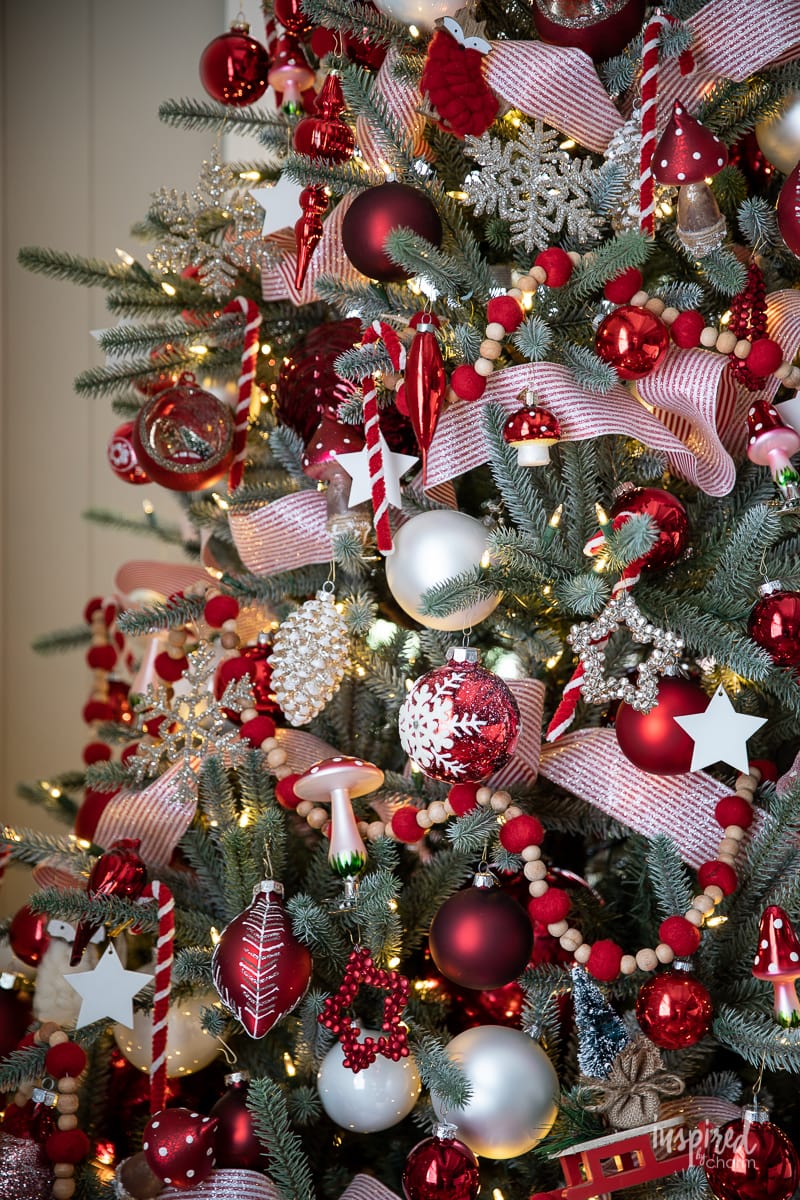 Red and White Christmas Tree #christmas #christmastree #tree #decor #decorating #holiday #christmastreedecor #ornaments 