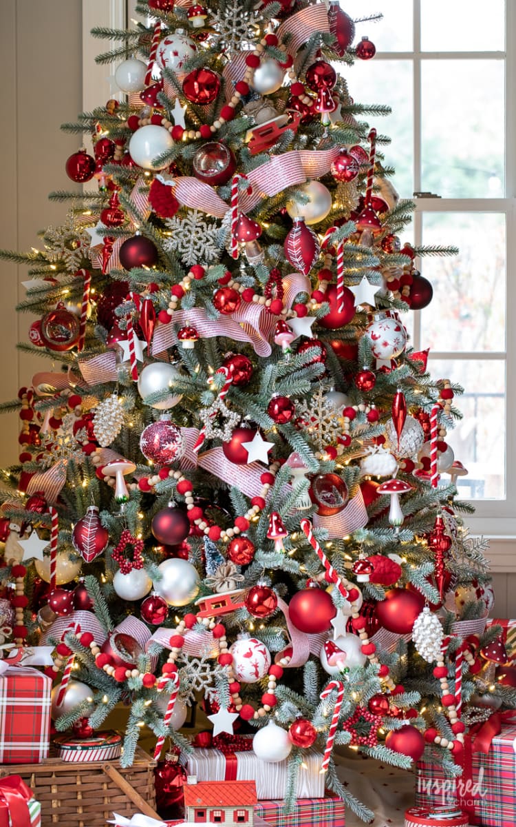 Red and White Christmas Tree #christmas #christmastree #tree #decor #decorating #holiday #christmastreedecor #ornaments 