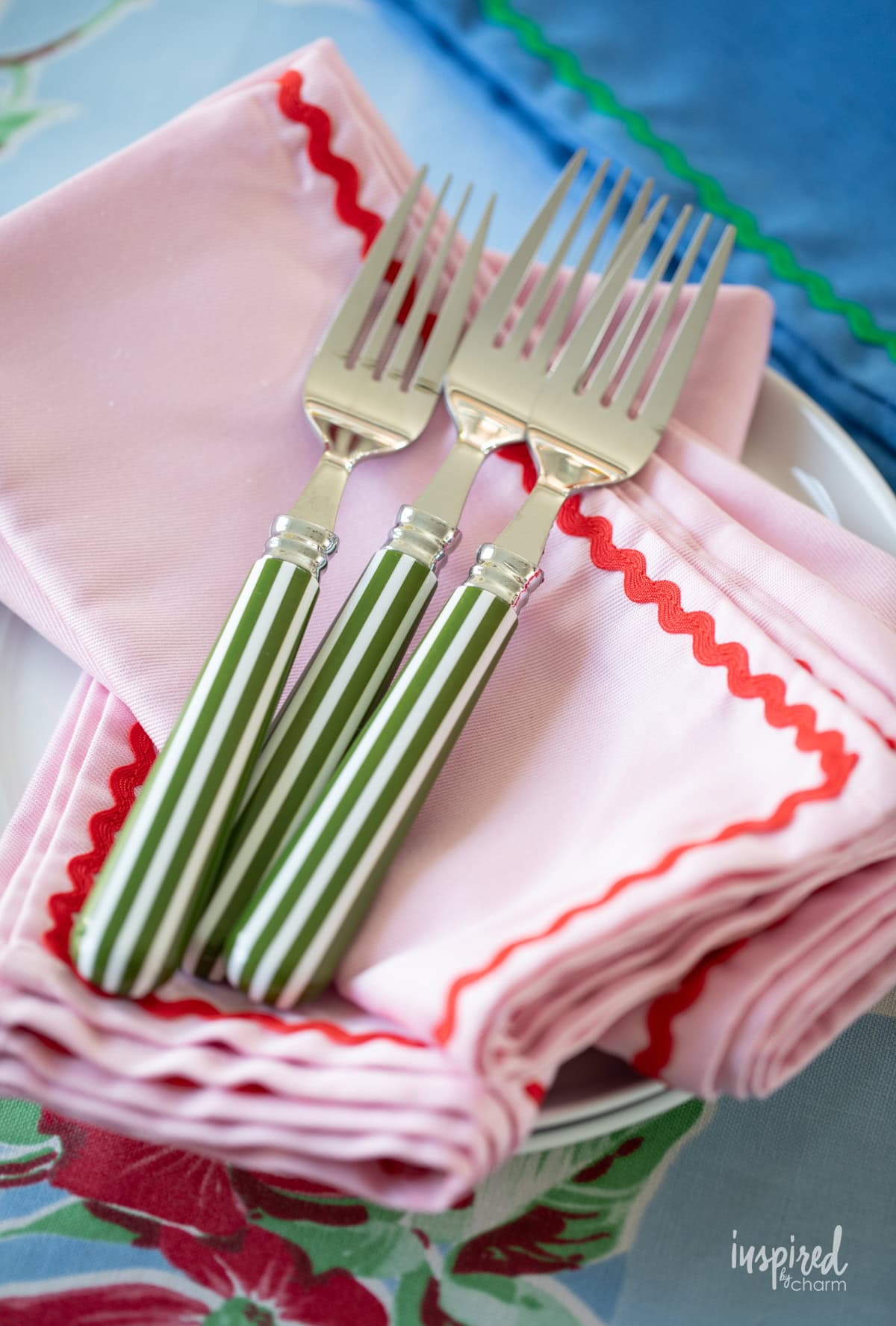 forks on pink rick rack napkins.
