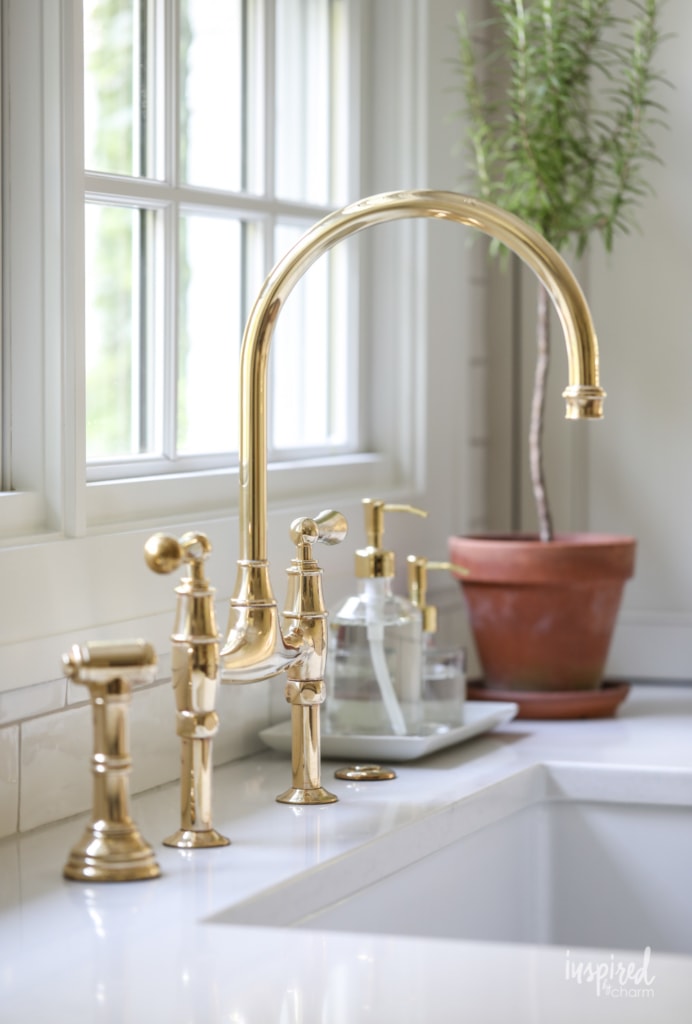 Bayberry Kitchen Remodel Reveal - Kitchen Makeover Kitchen Design #kitchen #makeover #remodel #traditional #modern #country #design #decorating