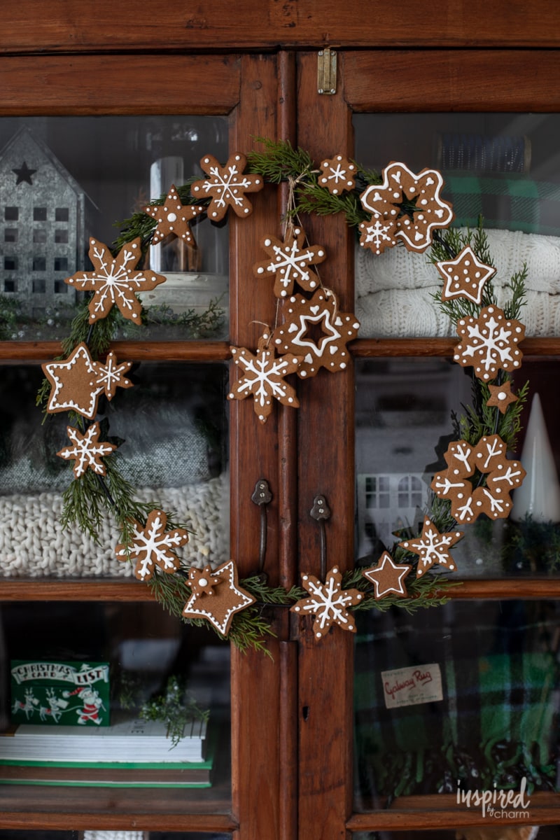DIY Gingerbread Cookie Wreath #christmas #holiday #wreath #gingerbread #cookies #gingerbreadcookies #craft #christmasdecor