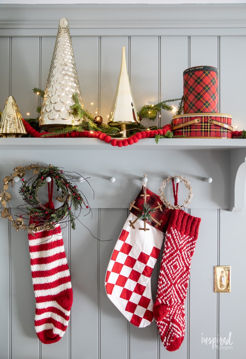 My Entryway Christmas Decor #entryway #christmas #decor #decorating #holiday #entrywaydecor #christmasdecor #stocking #garland 