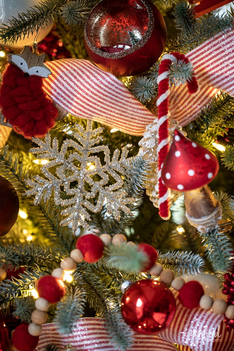 Red and White Christmas Tree #christmas #christmastree #tree #decor #decorating #holiday #christmastreedecor #ornaments 