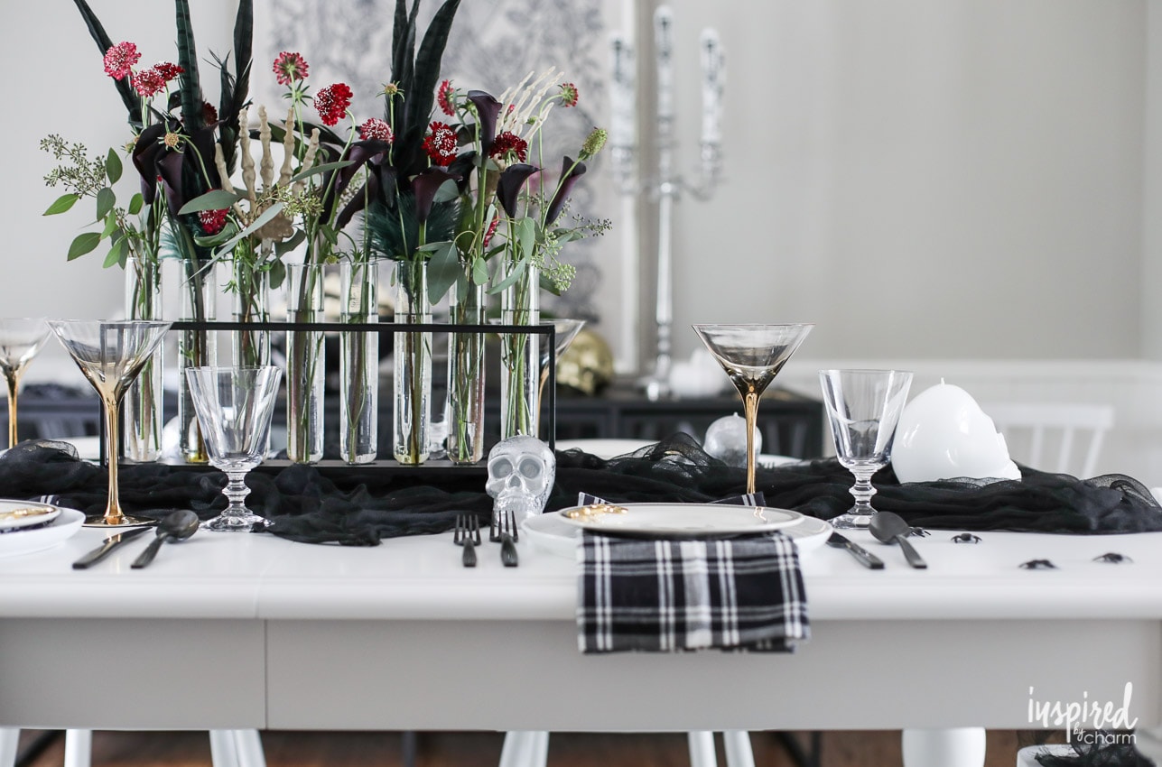 Ideas and Inspiration for Spooky Chic Halloween Table Decorations #halloween #decorations #decor #spooky #tablescape