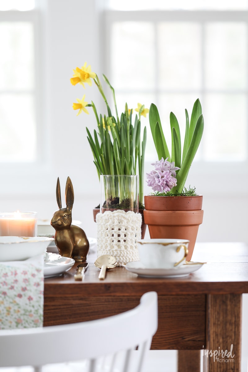 How to Create a Garden-Inspired Spring Tablescape #spring #tablescape #tablesetting #diningroom #decor #decorating #gold #floweringbulbs