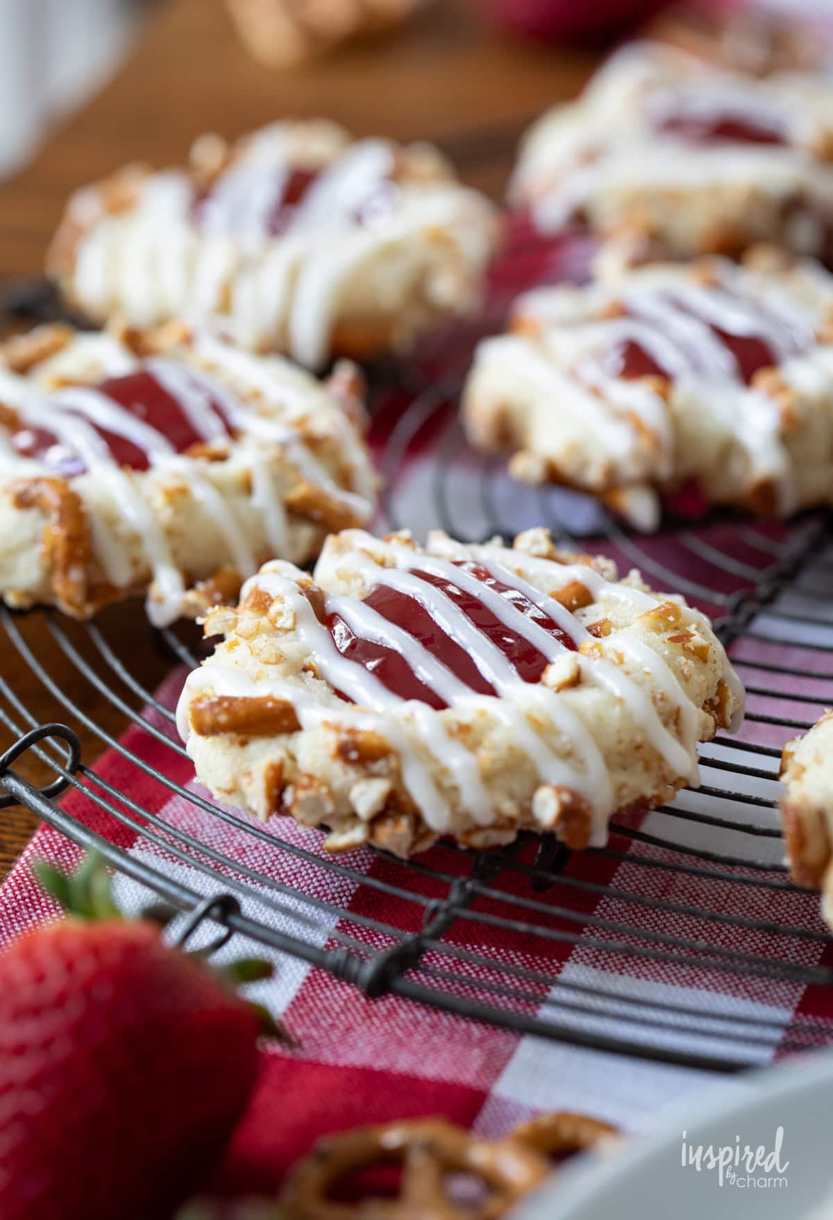 a few strawberry pretzel cookies on a cooling rack.