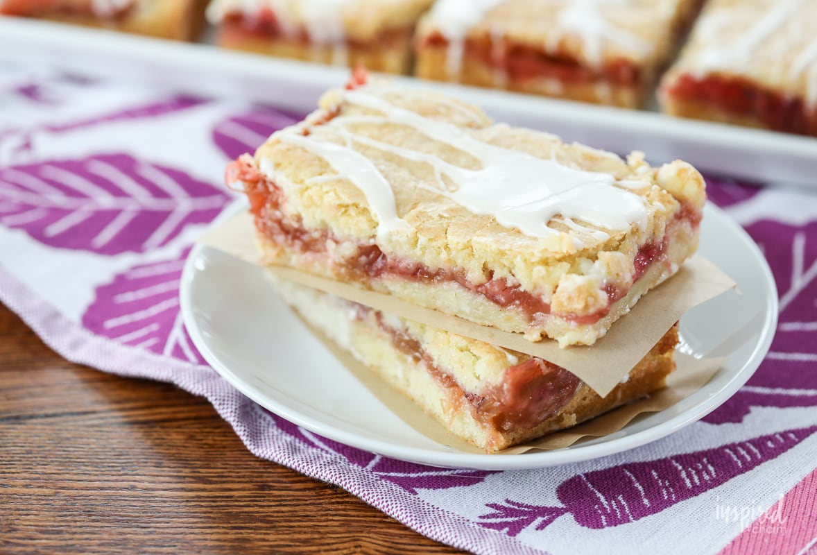 Delicious Strawberry Rhubarb Pie Bars #homemade #strawberry #rhubarb #pie #piebars #strawberryrhubarb #dessert #recipe