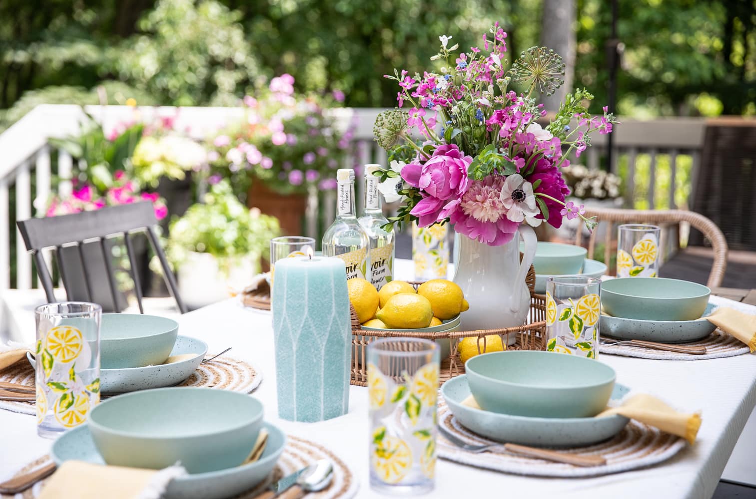 Tips and Ideas for an Outdoor Table Setting #outdoor #tablesetting #tablescape #decor #outdoorliving #alfresco #decorating