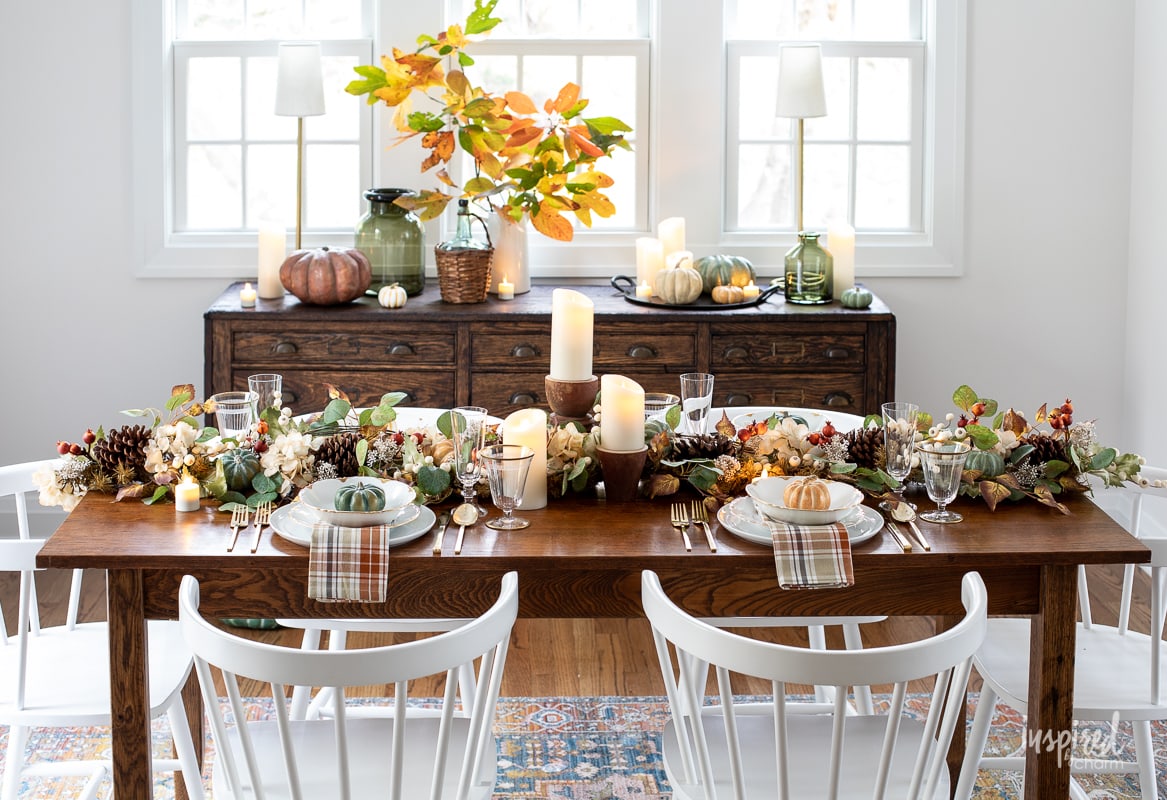 Cozy and Inviting Thanksgiving Table Decor #thanksgiving #tablescape #table #tablesetting #decor #decorations #falldecor #friendsgiving #diningroom