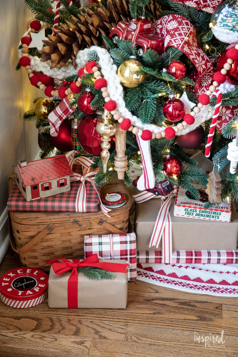 Red and Cozy Christmas Tree Decorating Ideas