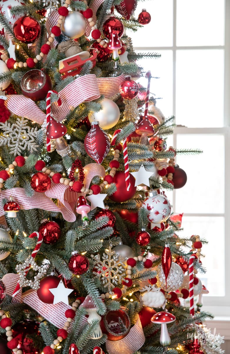 Red and White Christmas Tree #christmas #christmastree #tree #decor #decorating #holiday #christmastreedecor #ornaments 