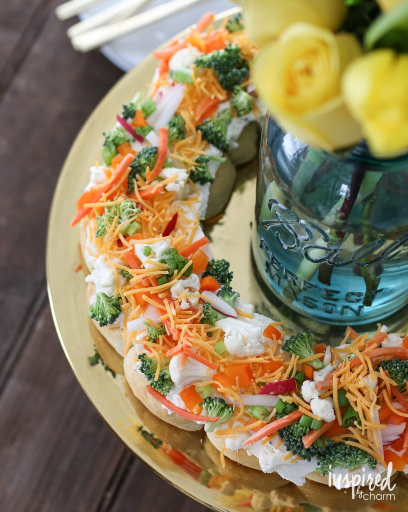 This Veggie Pizza Wreath is an easy and beautiful #appetizer #recipe! #veggie #pizza