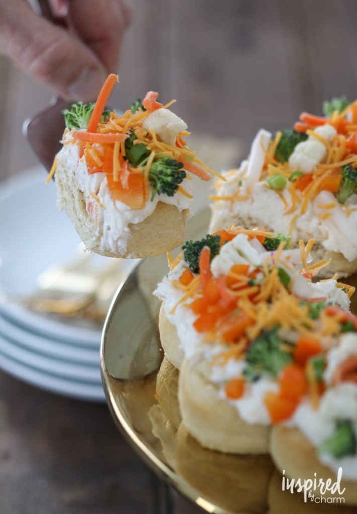 This Veggie Pizza Wreath is an easy and beautiful #appetizer #recipe! #veggie #pizza