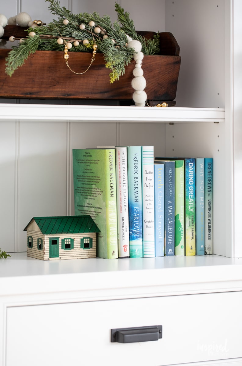 Living Room Christmas Mantel Decor #livingroom #mantel #christmas #fireplace #holiday #decor #bookshelf #bookcase #garland