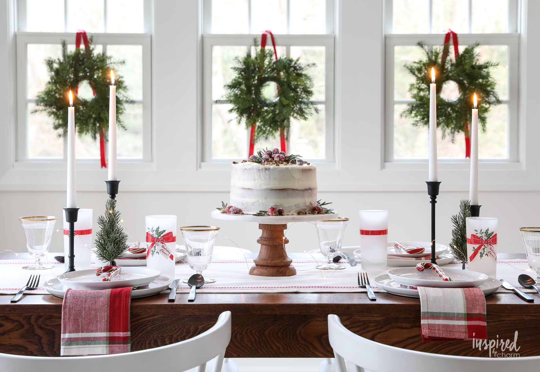 Vintage Modern Christmas Table Decor ideas to dress up your home for the holidays! #diningroom #decor #tablesetting #tablescape #table #decorating #christmas #holiday #modern #vintage
