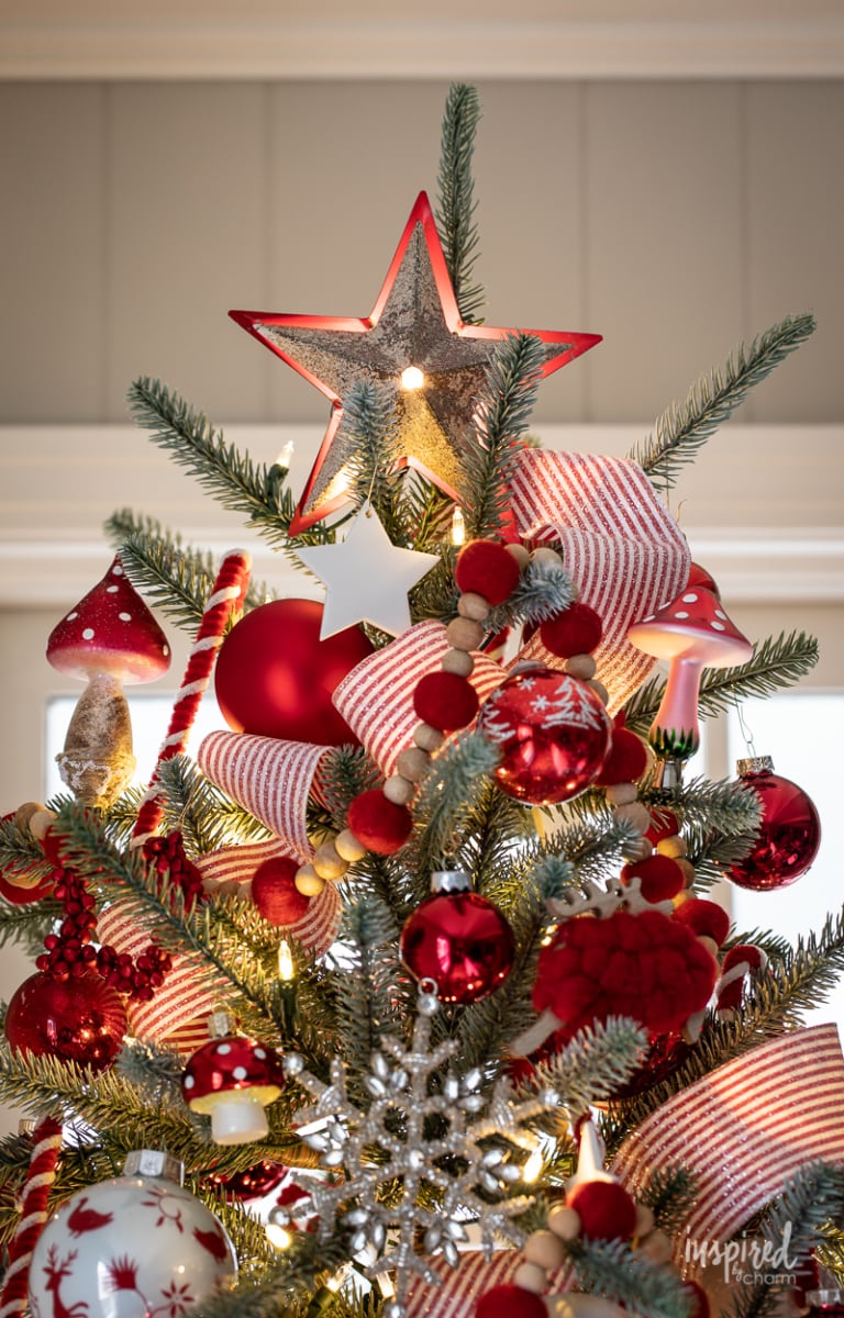 Red and White Christmas Tree #christmas #christmastree #tree #decor #decorating #holiday #christmastreedecor #ornaments 