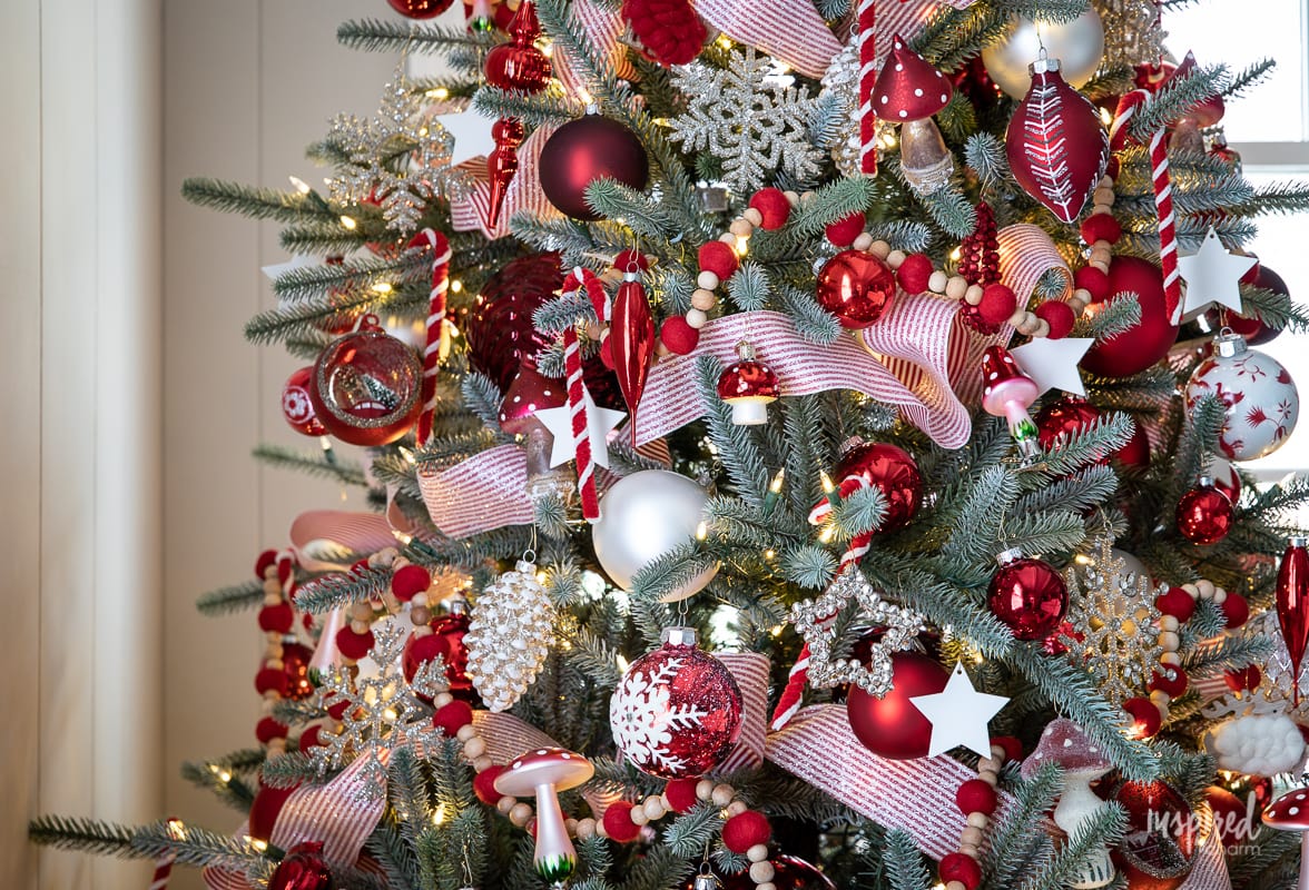 Red and White Christmas Tree #christmas #christmastree #tree #decor #decorating #holiday #christmastreedecor #ornaments