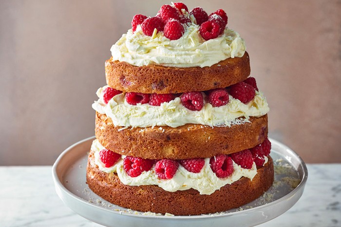 Layered sponge cake with white chocolate and raspberries