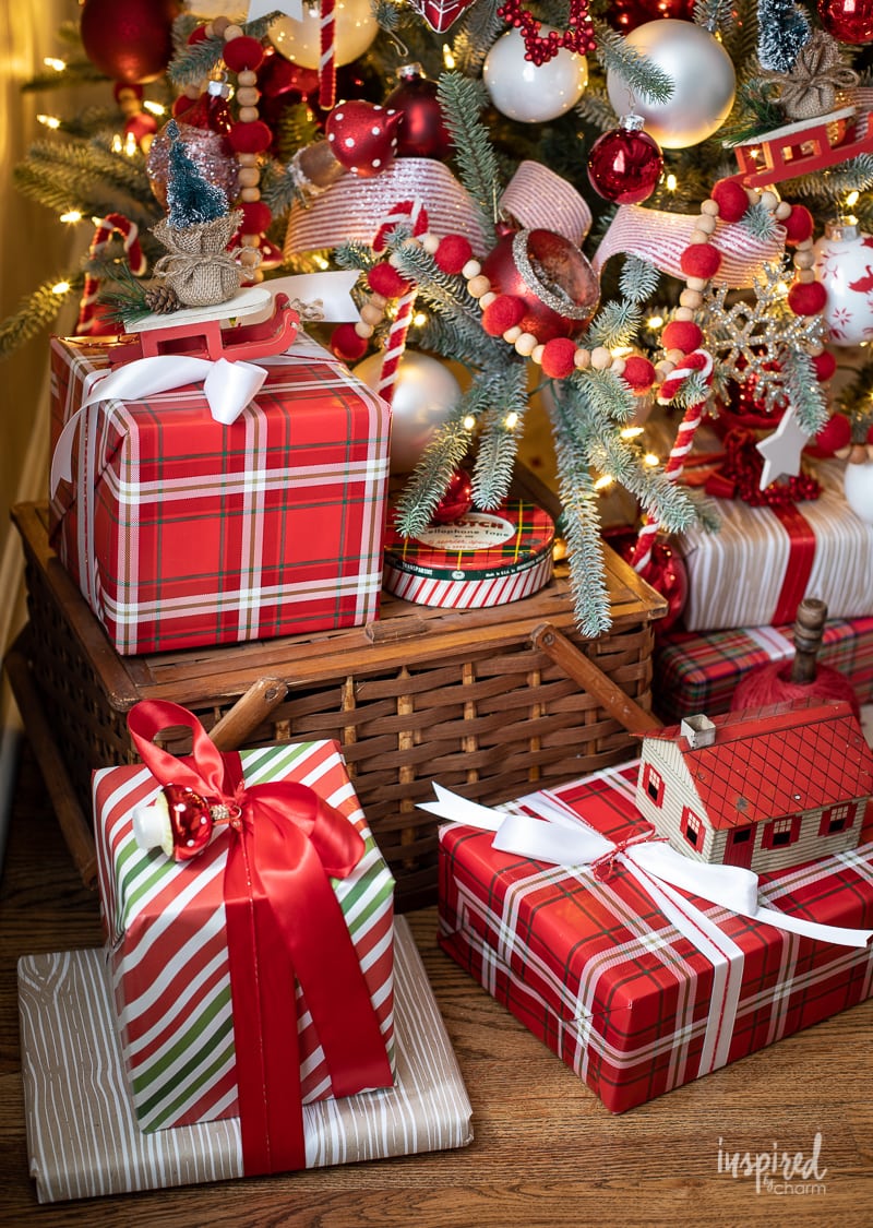 Red and White Christmas Tree #christmas #christmastree #tree #decor #decorating #holiday #christmastreedecor #ornaments 