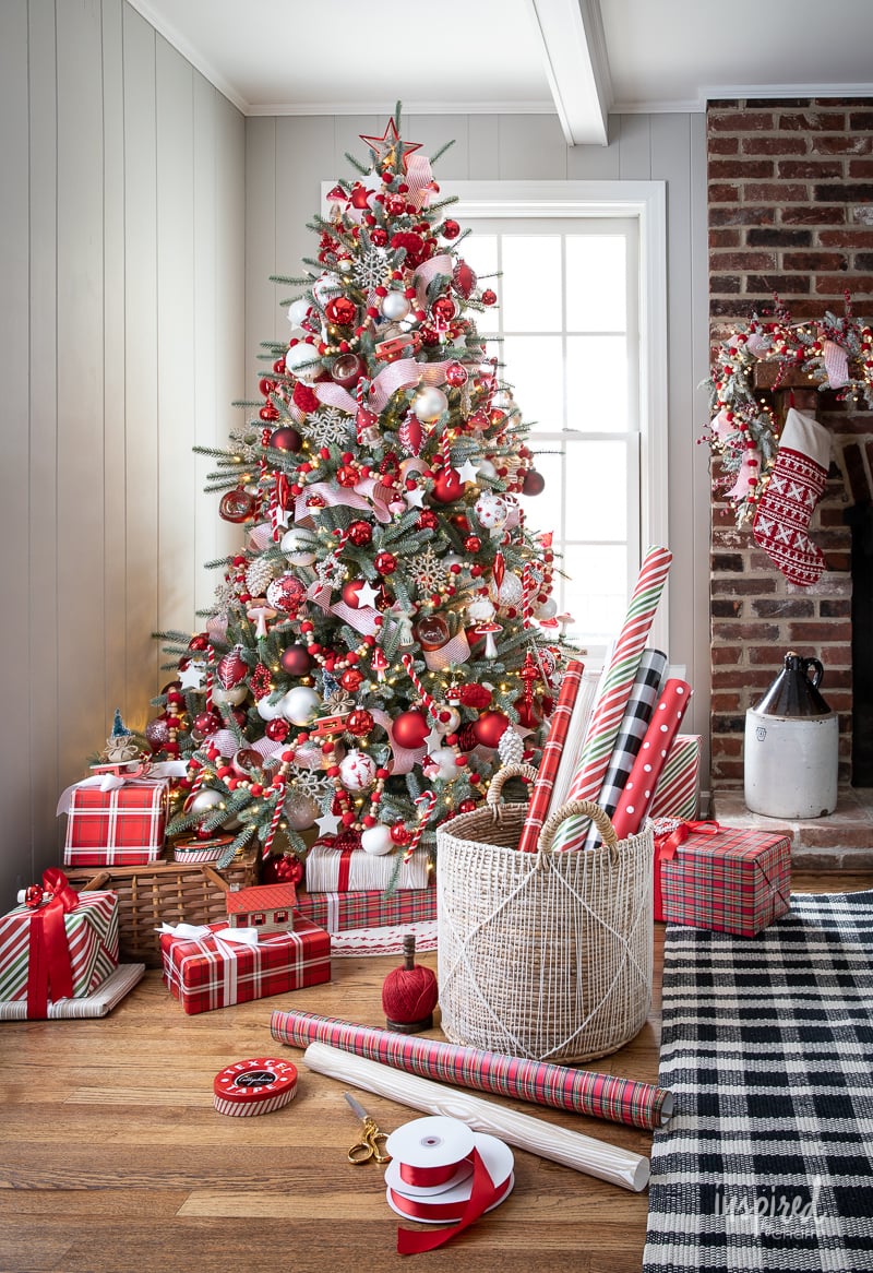 Red and White Christmas Tree #christmas #christmastree #tree #decor #decorating #holiday #christmastreedecor #ornaments 